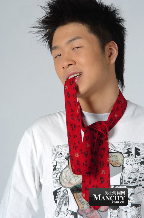 湖南电视台《快乐大本营》的主持人,身兼湖南台多档娱乐节目,因参加选秀节目而加入湖南台,从此走上演艺道路。