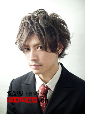 2012最新男士职场发型 中长发显优雅成熟