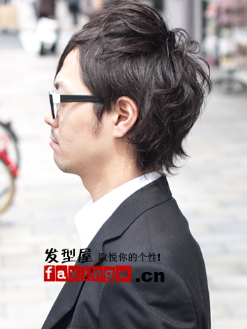2012最新男士职场发型 中长发显优雅成熟